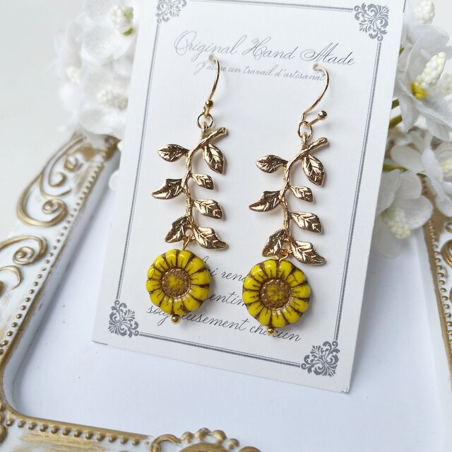 ゴッホのひまわり様　お決まり２点 ブルービーズのピアスとオーロラ色のビーズピアス ゴッホのひまわり様 お決まり2点 ブルービーズのピアスと