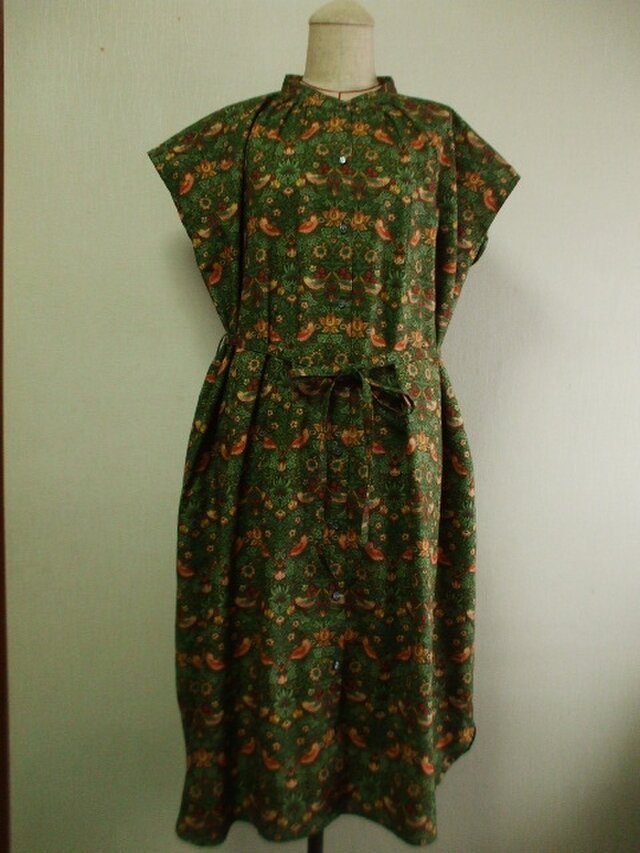 カーキ色地×ウィリアムモリスいちご泥棒 スタンドカラーフレンチスリーブシャツワンピース M~Lサイズ  綿１００％ 受注生産