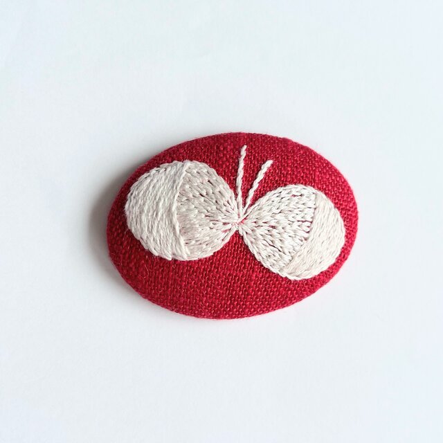 北欧風ちょうちょうの刺繍ブローチ(hokuo）
