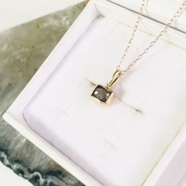 ナチュラルダイヤモンド・k10ゴールドペンダント（スクエア）