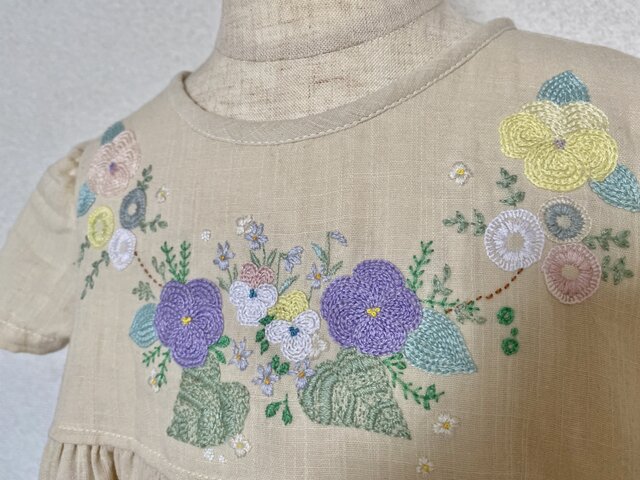 size110㎝ 刺繍チュニックワンピース 生成りのスミレ②の刺繍