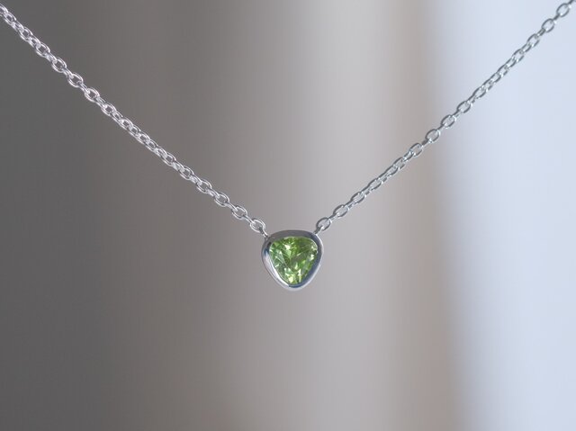 Peridot triangle necklace ペリドット トライアングルネックレス