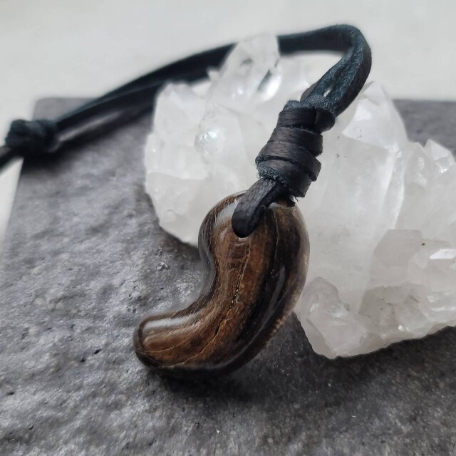 虹彩珊瑚(深海松)の勾玉ストラップ