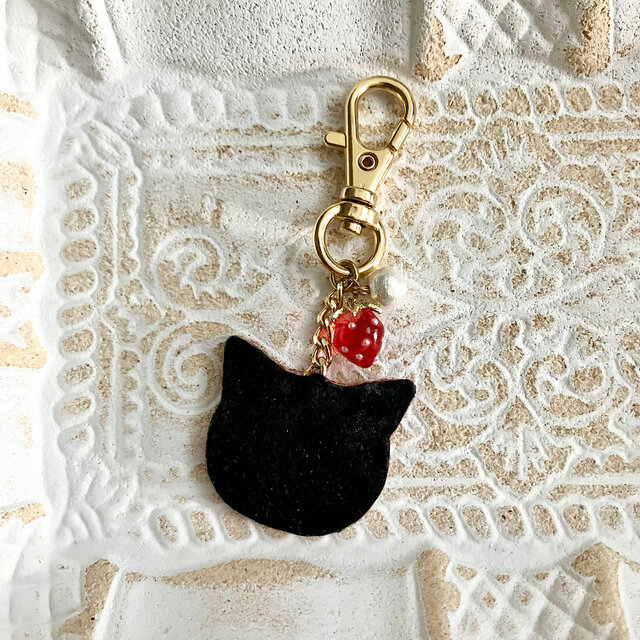 いちごとパールの猫さん刺繍キーホルダー✩.*˚ | iichi 日々の暮らしを