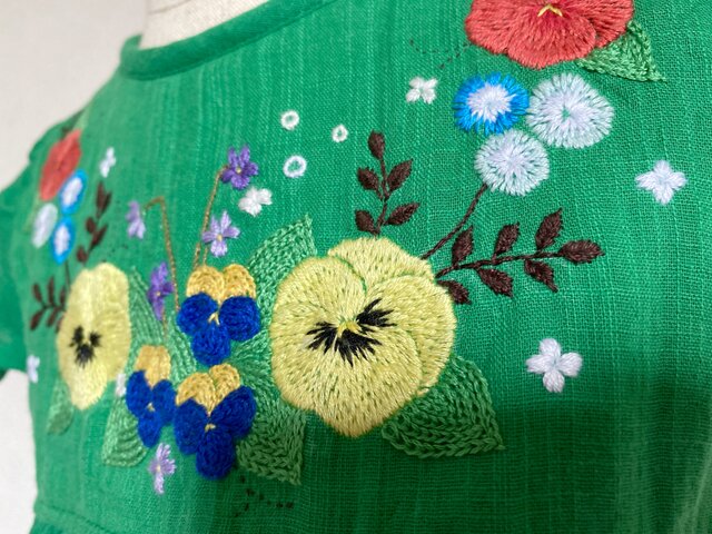 size90㎝ 刺繍チュニックワンピース グリーン生地のスミレ①刺繍