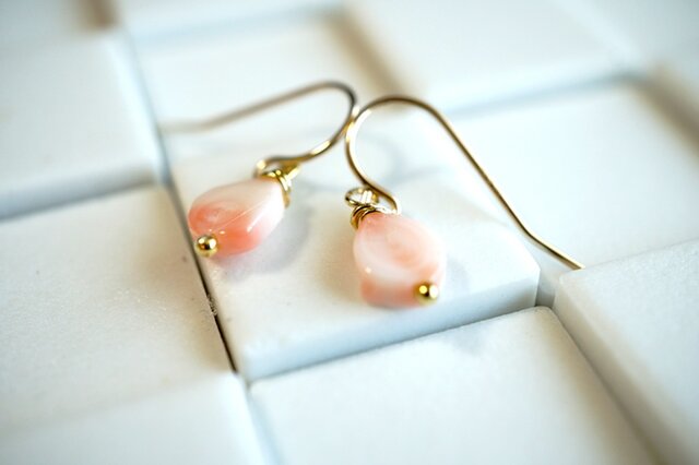 ほんのりピンクサンゴの1粒ピアス | iichi 日々の暮らしを心地よくする