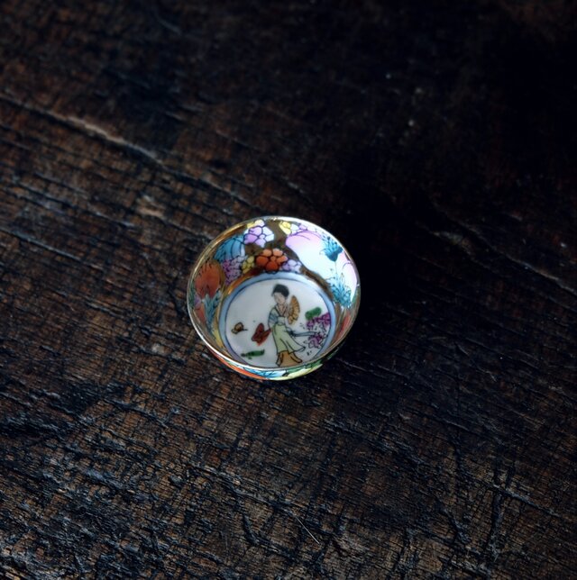 見込みに皇女◆花と果実。チャイナレトロで可愛い。中国景徳鎮　色絵金彩小ぶり猪口　カラフルな牡丹