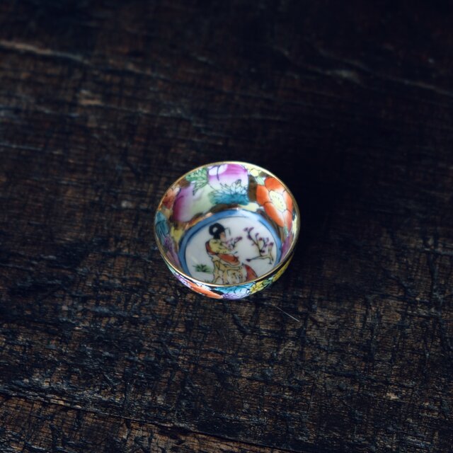 見込みに皇女◆花と果実。チャイナレトロで可愛い。中国景徳鎮　色絵金彩小ぶり猪口　カラフルな牡丹