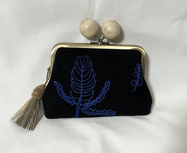 刺繍 大きい木玉親子がま口ミニ財布 iichi ハンドメイド・クラフト作品・手仕事品の通販