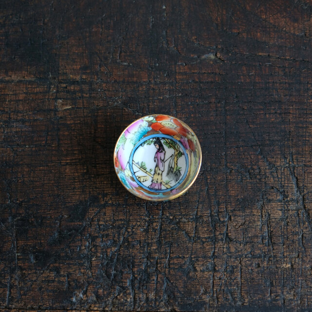 見込みに皇女◆花と果実。チャイナレトロで可愛い。中国景徳鎮　色絵金彩小ぶり猪口　カラフルな牡丹