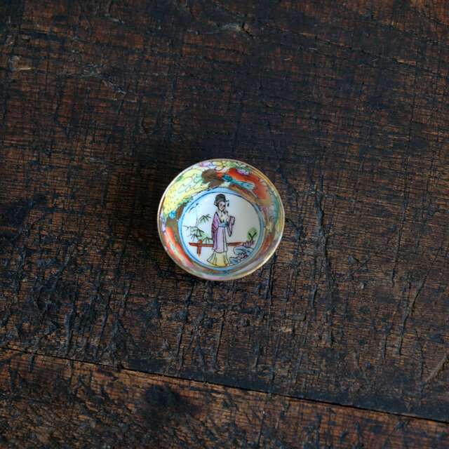 見込みに皇女◆花と果実。チャイナレトロで可愛い。中国景徳鎮　色絵金彩小ぶり猪口　カラフルな牡丹