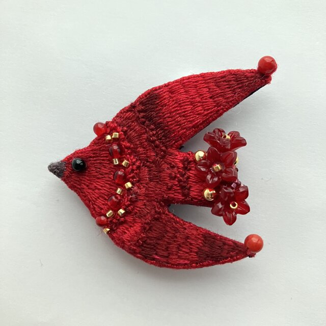 真紅のいろを纏う鳥の刺繍ブローチ "Red flower bird brooch" 赤い鳥　