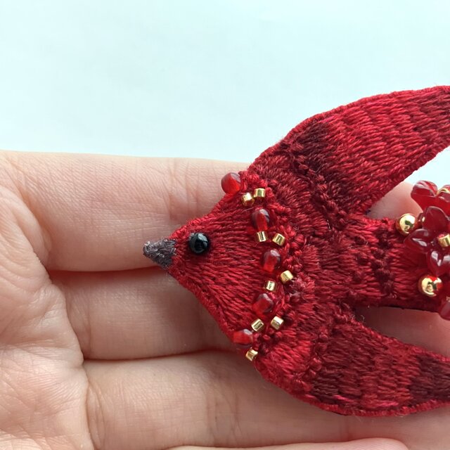 真紅のいろを纏う鳥の刺繍ブローチ 