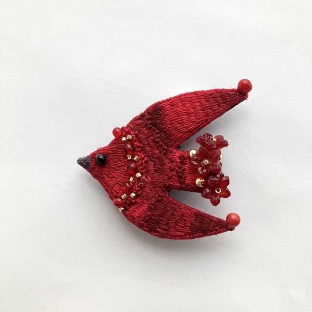 真紅のいろを纏う鳥の刺繍ブローチ 