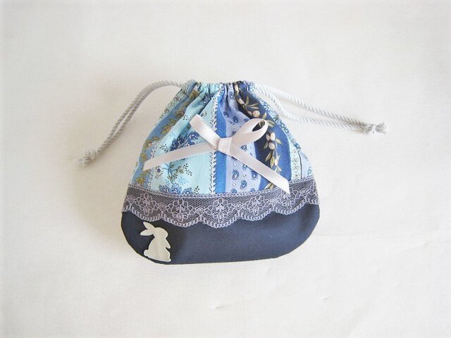 ハンドメイド　まるいミニ巾着 (ネコ　ブルー　水玉　花柄) かわいいレースとリボンを付けた花柄ミニ巾着(ブルー） | iichi 日々の