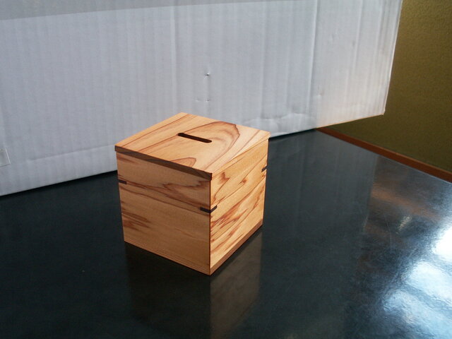 ○屋久杉 木製 小さめ貯金箱 K152 | iichi 日々の暮らしを心地よくする