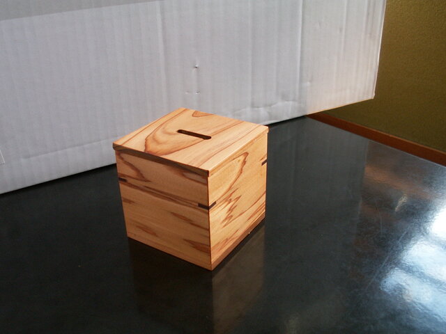 ○屋久杉 木製 小さめ貯金箱 K152 | iichi 日々の暮らしを心地よくする