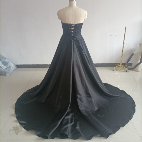 フォーマル/ドレス上品ウエディングドレス　スタイリッシュなバックスタイル　ベアトップ