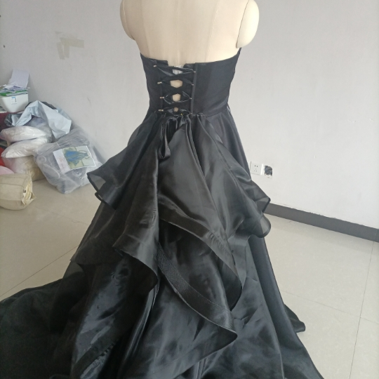 上品ウエディングドレス　黒ブラックカラードレス　スタイリッシュなバックスタイル　ベアトップ