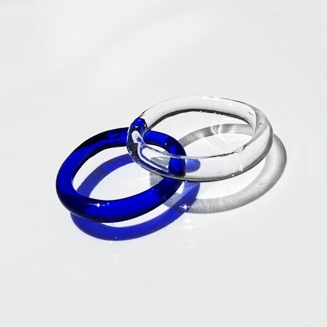 重ねづけもカワイイ! わずか1gの細身・軽やかリング シンプル・ストレートのガラスの指輪 コバルトブルー ハンドメイド