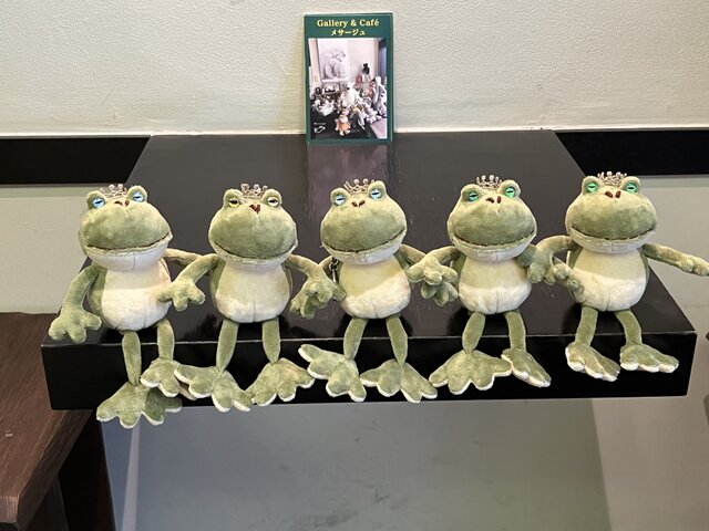 王冠付きカエルのぬいぐるみ Amazon.co.jp: ぬいぐるみ カエルのぬいぐるみ 王冠付き カエル