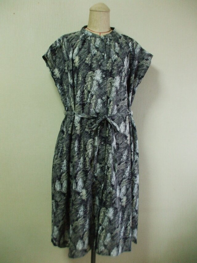 グレー色地×木柄プリント 綿麻素材 スタンドカラーフレンチスリーブシャツワンピース M～Lサイズ 受注生産