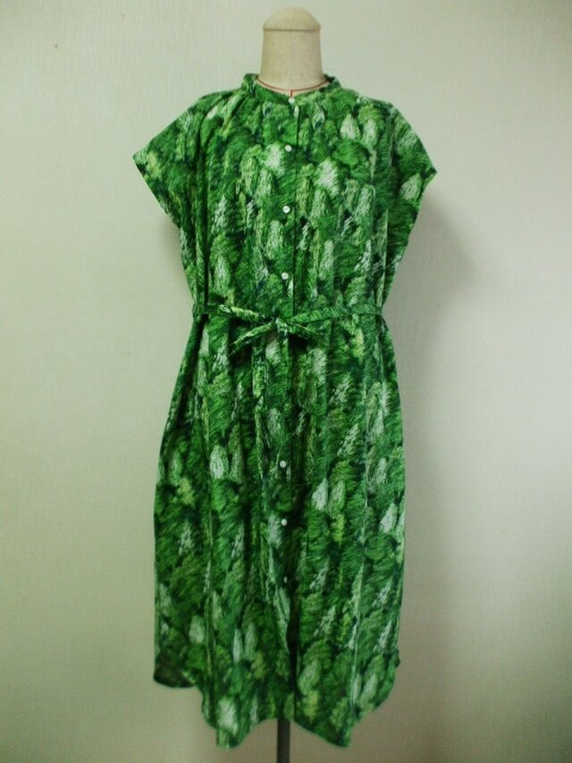 グリーン色地×木柄プリント 綿麻素材 スタンドカラーフレンチスリーブシャツワンピース L～LLサイズ 受注生産