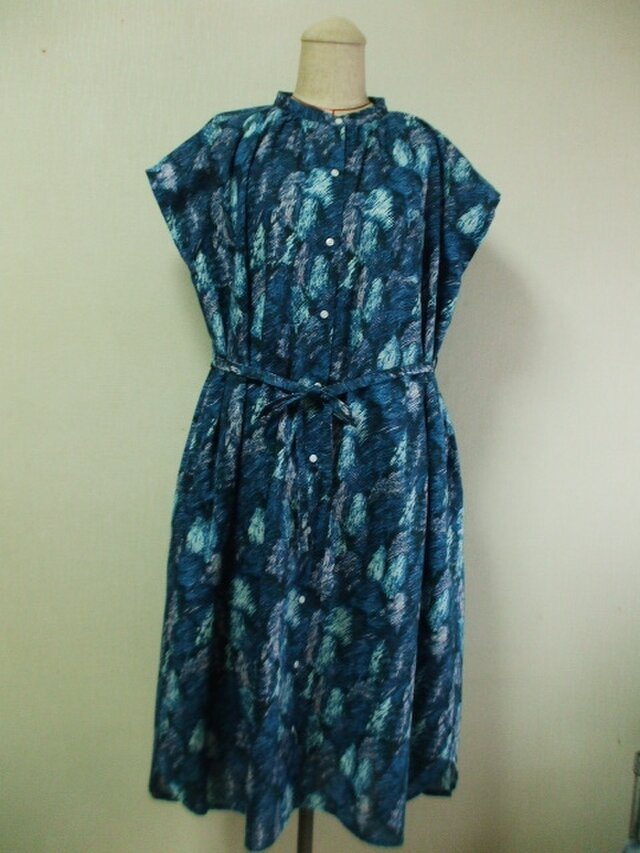 青紺色地×木柄プリント 綿麻素材 スタンドカラーフレンチスリーブシャツワンピース M～Lサイズ 受注生産