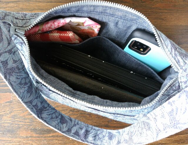 肩掛けバッグ ピッグスエード ブラックとグレー | iichi 日々の