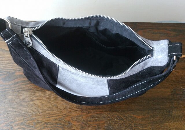 ノンネイティブ　ピッグスエード　ショルダーバッグ 肩掛けバッグ ピッグスエード ブラックとグレー | iichi 日々の