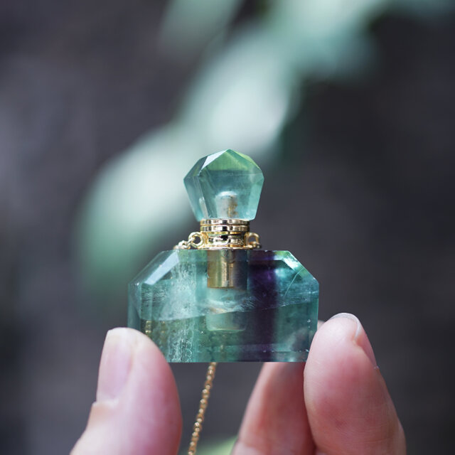 フローライトの香水瓶☆50cmネックレス ～Jewel perfume bottle | iichi  日々の暮らしを心地よくするハンドメイドやアンティークのマーケットプレイス