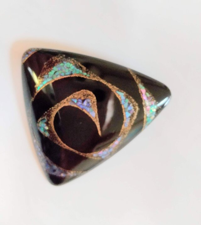 黒漆塗三角ブローチ　渦　　