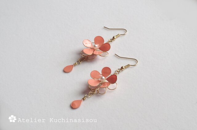 マニキュアフラワーの二重花のピアス〈コーラルピンク〉 | iichi 日々