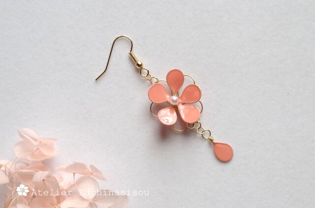マニキュアフラワーの二重花のピアス〈コーラルピンク〉 | iichi 日々
