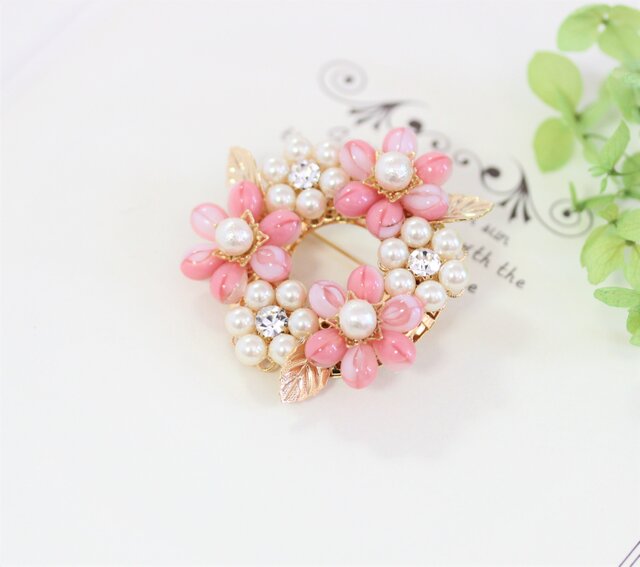 チェコビーズデザインリーフフラワーブローチ（ミルキーピンク
