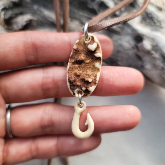 鹿の角 ルアーモチーフのペンダント | iichi 日々の暮らしを心地よく