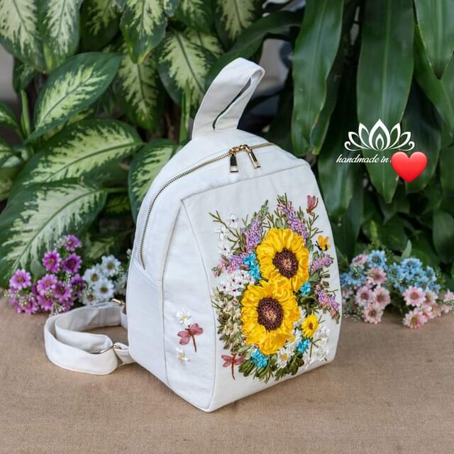 ロラライハリス』刺繍入りリュック♥ハンドメイドサイズ - バッグ