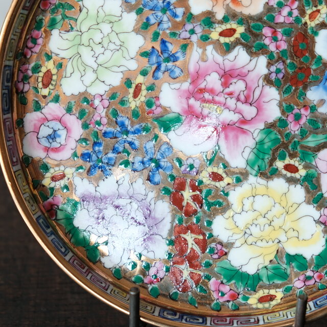 中国古美術品　清の時代　金彩粉彩人物花鳥中皿　21cm 中国古美術品 清の時代 金彩粉彩人物花鳥中皿 21cm
