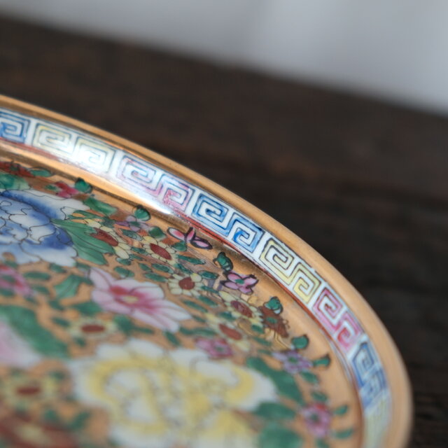 中国古美術品　清の時代　金彩粉彩人物花鳥中皿　21cm 中国古美術品 清の時代 金彩粉彩人物花鳥中皿 21cm