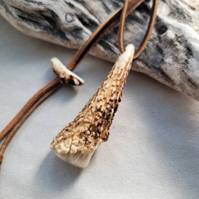 鹿の角 1本角の角笛ペンダント | iichi 日々の暮らしを心地よくする