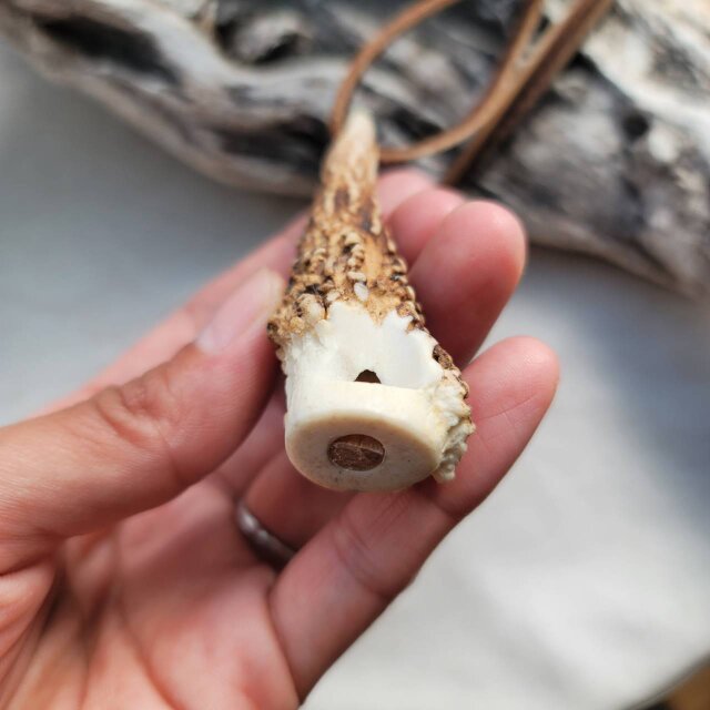 鹿角笛　ハンドメイド　1点物　完全フルオーダーメイド　角　ペンダントトップ 鹿の角 1本角の角笛ペンダント | iichi 日々の暮らしを心地よく