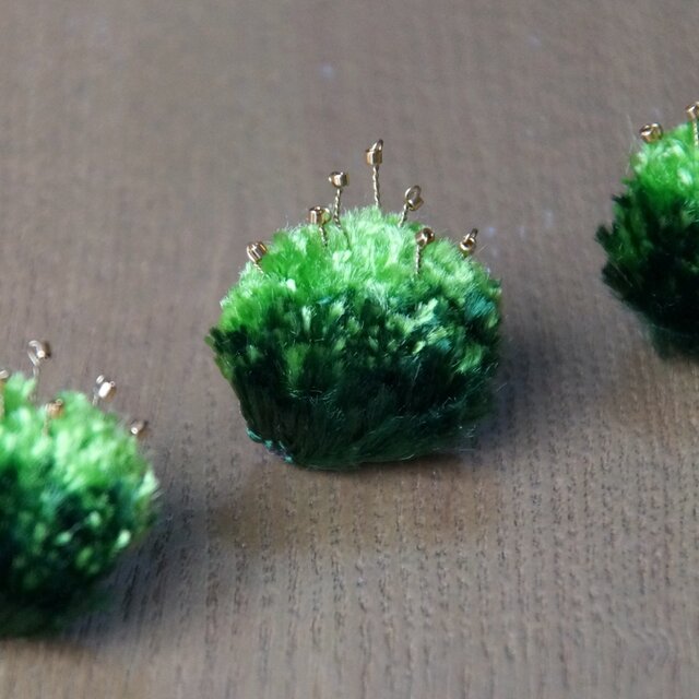 new/苔の刺繍ブローチ　ピンバッジタイプ