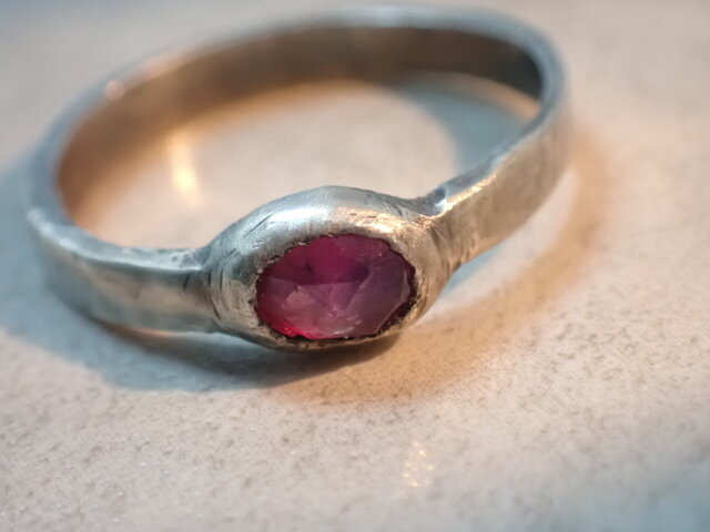 サファイアの頂点】幻の宝石 ローズカット 弱蛍光カシミールサファイア