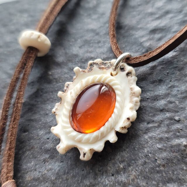 鹿の角 バルティックアンバーのペンダント#1