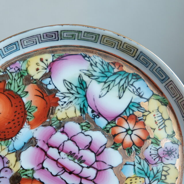 桃や柘榴や葡萄が可愛い◇カラフルな草花。中国景徳鎮 色絵金彩中皿 