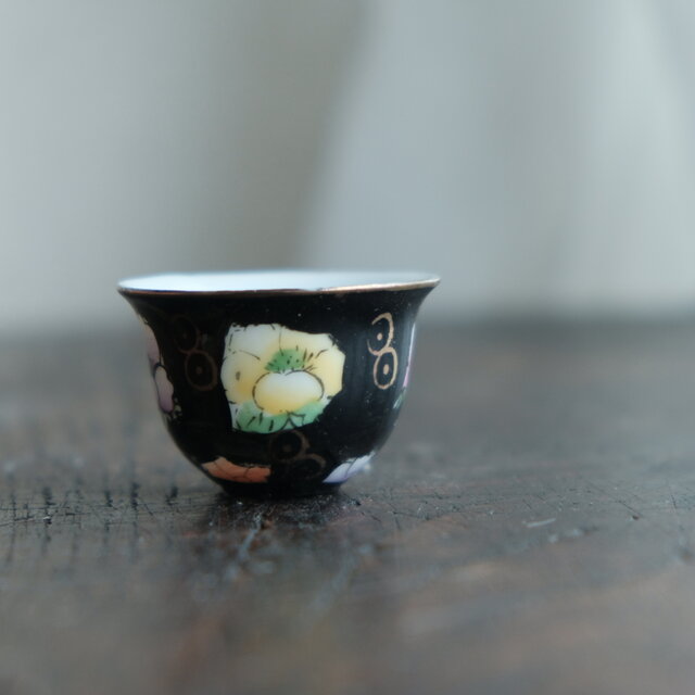 黒にカラフルな花文様◇中国産色絵金彩小ぶり猪口 茶杯 器 チャイナ