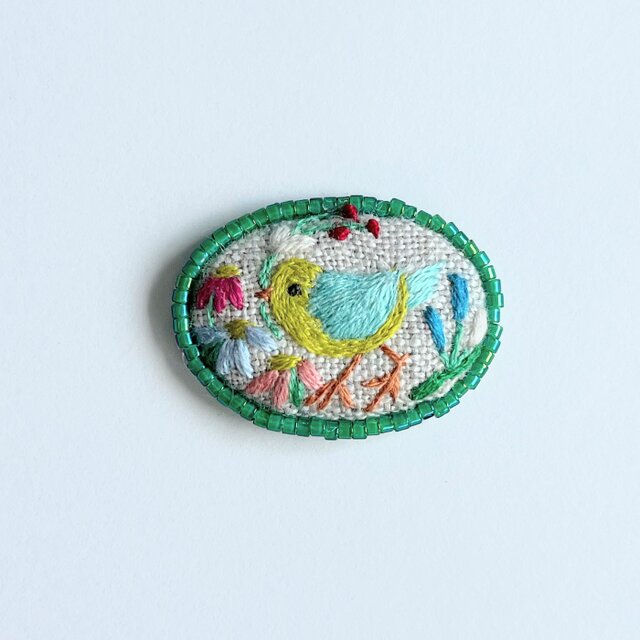 ビーズで飾ったことりと草花の小さな刺繍ブローチ(botanical）