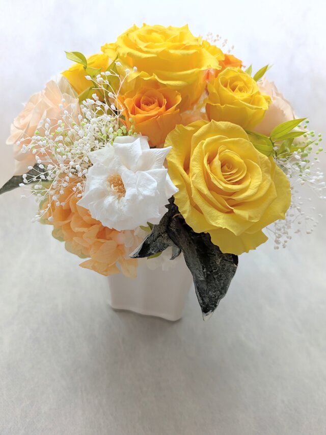 プリザーブドフラワー/レモンイエローとオレンジ、白の薔薇とかすみ草アレンジ（フラワーケースリボンラッピングつき）