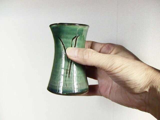 口付花入（織部） | iichi 日々の暮らしを心地よくするハンドメイドや