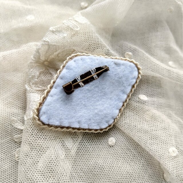 ブルーローズスワッグ ハンドメイド　 リボン刺繍ブローチ　くるみボタン ブルーローズスワッグ ハンドメイド リボン刺繍ブローチ くるみ